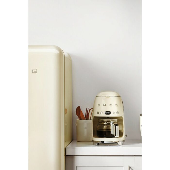 Smeg DCF02CREU Krem Renk Filtre Kahve Makinesi – Şık Tasarım, Yüksek Demleme Performansı ve 1,4 L Kapasite - Görsel 1